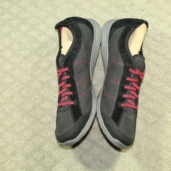Clarks Women's 8W Black Maroon Elastic Fixed Laces Sneakers - Picture 3 of 6